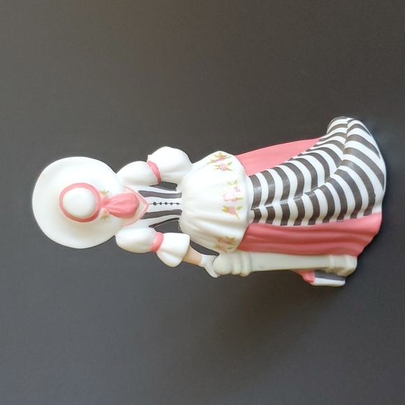 Avon Porcelain Mrs P.F.E Albee 1994 Damage - Picture 4 of 8